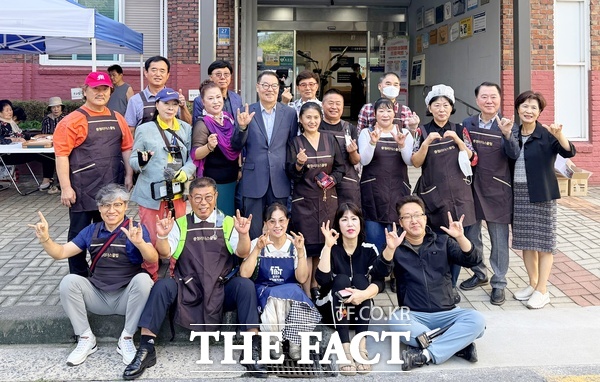 충청리더스클럽이 23일 법동종합사회복지관을 찾아 힐링카페, 경락 마사지 제공, 난타와 장구, 노래 등 축하 공연, 배식 봉사와 부식 꾸러미 전달 등 특별한‘추석 맞이 행복나눔 효(孝)잔치’를 벌였다./충청리더스클럽