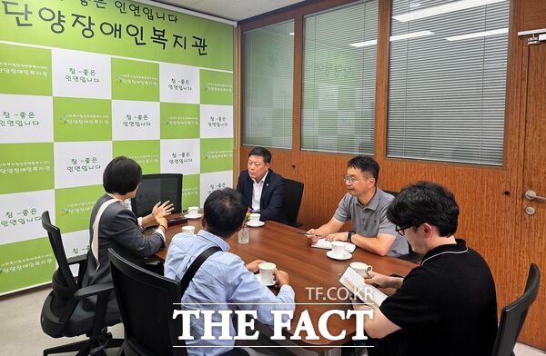 여성용 유성구의회 부의장이 22일 충북 단양군 단양장애인복지관을 방문해 장애인 스크린 파크골프와 가상현실(VR) 시스템 등 장애인 관련 시설 운영 사례를 살펴봤다./유성구의회