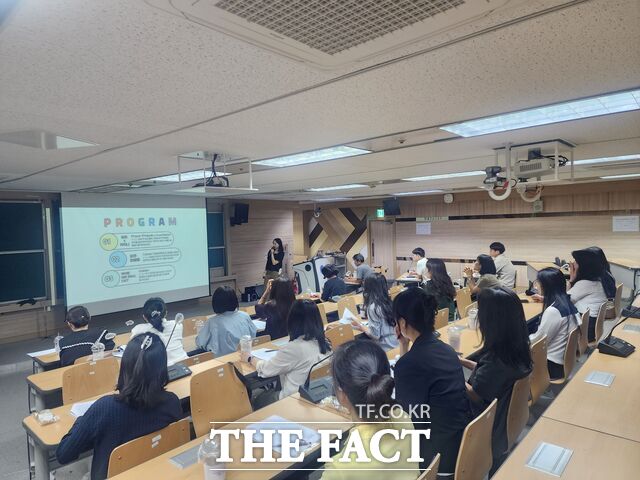 19일 국가수리과학연구소에서 2025 예술융합 프로그램의 운영을 위한 사전연수를 진행하고 있다. /대전교육청