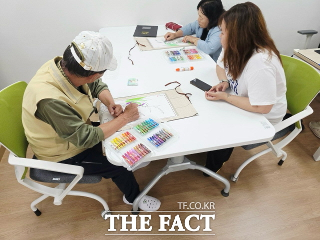 청양군이 고령자 복지주택에서 입주민을 대상으로 여러 프로그램을 진행하고 있다. /청양군