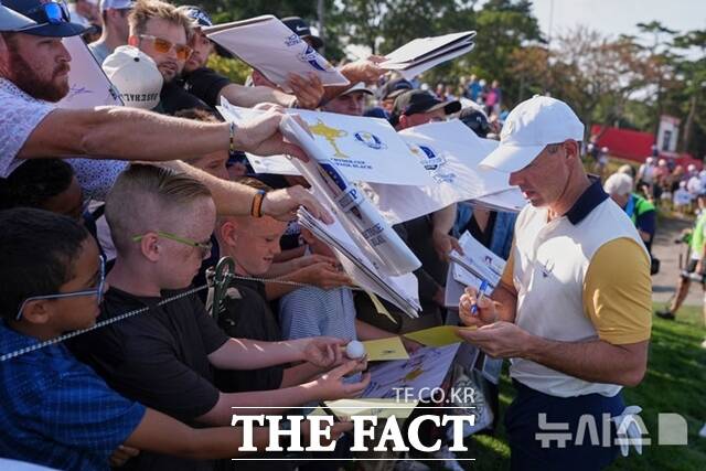 유럽팀의 간판인 로리 맥길로이가 23일(한국시간) 가진 연습 라운드 후 팬들에게 사인을 해주고 있다. 파밍데일(뉴욕)/AP.뉴시스