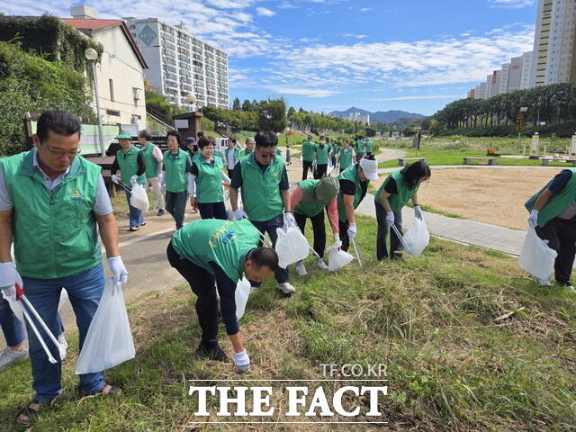23일 전북 전주시 전주천변과 삼천 등을 대상으로 전주시새마을회와 자생단체 회원 등 민관이 협력해 환경정비를 벌이고 있다. /전주시