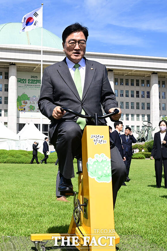 자전거 발전기 가동에 나선 우원식 의장.