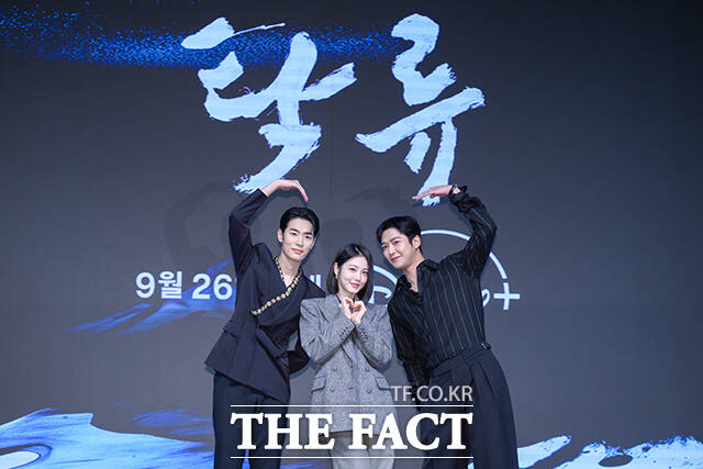 디즈니+ 새 오리지널 시리즈 탁류의 젊은피 박서함과 신예은, 로운(왼쪽부터)이 디즈니+의 첫 사극을 성공적으로 이끌 수 있을지 이목이 집중된다. /장윤석 기자