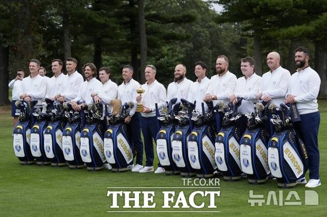 2025라이더컵에 출전하는 유럽팀 선수들이 루크 도널드 단장(가운데)을 중심으로 2023년 우승 트로피를 든 채 포즈를 취하고 있다. 파밍데일(뉴욕)/AP. 뉴시스