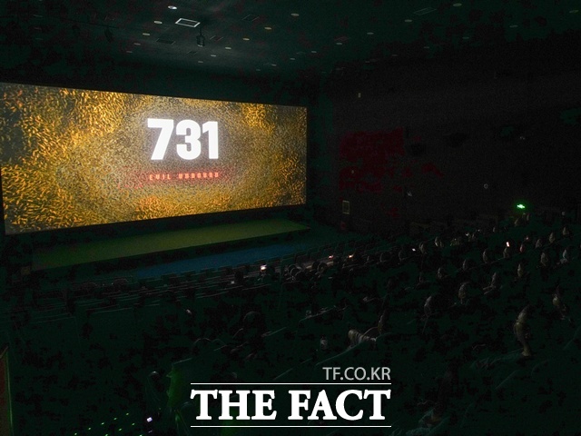 제2차 세계대전 당시 일본군 731부대의 생체실험을 소재로 한 중국 영화 731이 흥행 기록을 경신했다. 일본 언론은 중국 내 반일 감정이 고조되며 재중 일본인 사회에 긴장감이 돌았다고 보도했다. 사진은 지난 18일 중국 지린성 창춘시의 영화관에서 상영되고 있는 영화 731의 모습. /신화·뉴시스