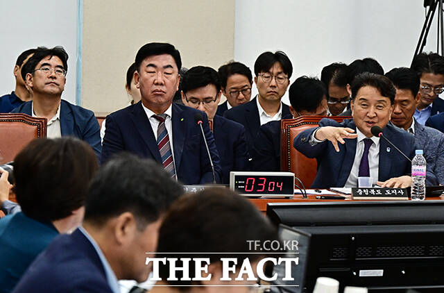 질의에 답변하는 김영환 충북도지사(오른쪽).