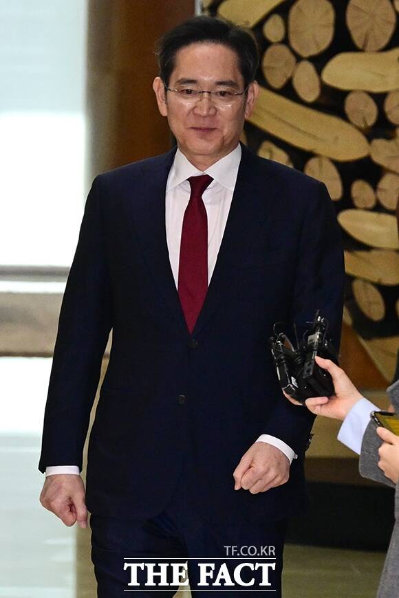 이재용 삼성전자 회장이 현장 경영을 이어가고 있다. 사진은 지난 3월 중국 출장을 마치고 서울김포비즈니스항공센터를 통해 귀국하는 이 회장. /남윤호 기자