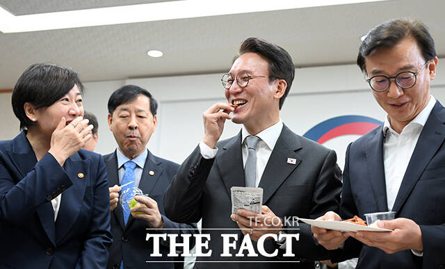 김민석 국무총리(오른쪽 두 번째)가 23일 오전 서울 종로구 정부서울청사에서 열린 추석 명절 맞이 농수산식품 소비촉진 행사에 참석해 제품을 시식하고 있다. /임영무 기자