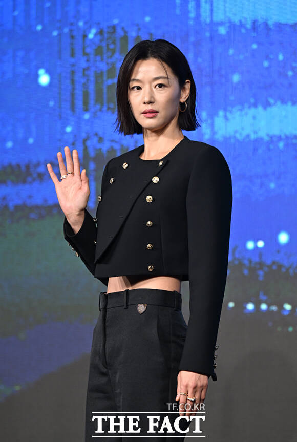 배우 전지현이 북극성 대사 논란으로 인해 중국 광고 촬영이 취소됐다는 의혹이 불거졌다. 이에 소속사는 드라마 방영 이전에 정리된 일이라고 선을 그었다. /이새롬 기자