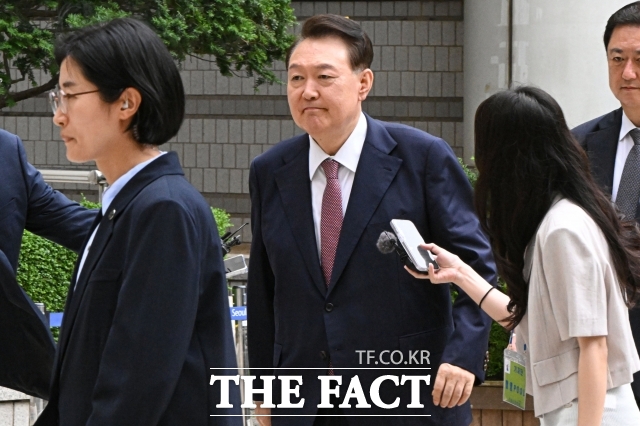 윤석열 전 대통령이 오는 24일로 예정된 조은석 내란특검팀에는 출석하지 않고, 26일 예정된 특검팀의 추가 기소 첫 공판에는 참석한다고 밝혔다. /사진공동취재단