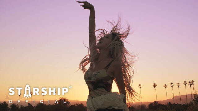 그룹 우조소녀의 다영이 솔로 데뷔 싱글 gonna love me, right?의 수록곡 number one rockstar의 뮤직비디오를 22일 공개했다./스타쉽엔터테인먼트