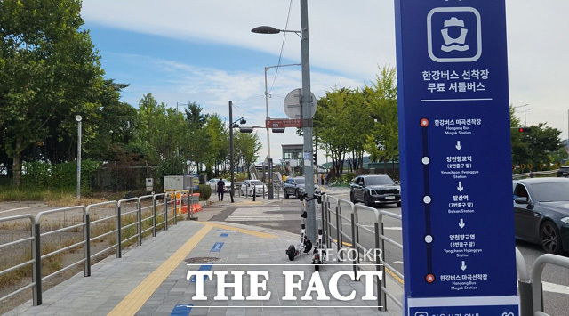23일 오전 11시 첫 배를 타기 위해 9호선 양천향교역에서 서울 한강버스 마곡선착장으로 향하는 길에 무료 셔틀버스 정류장 안내가 보였다. /한강버스 마곡선착장=오승혁 기자