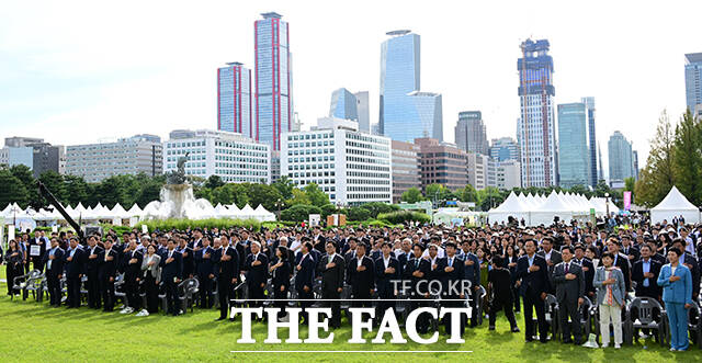 국회 입법박람회 개막식 참석자들이 국기에 경례하고 있다.