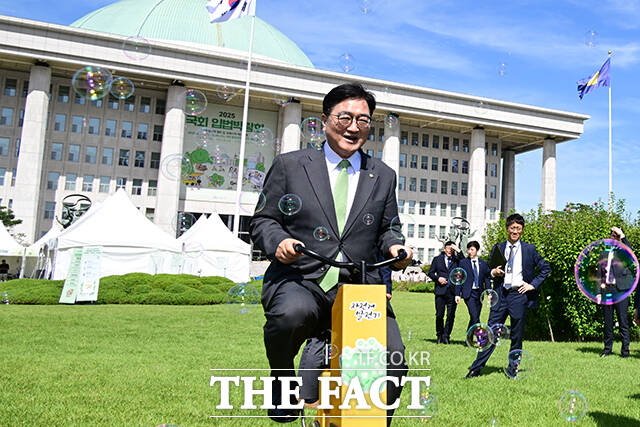 탄소 중립은 즐거워~ 미소짓는 우 의장.