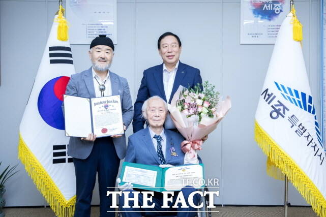 임창수 옹이 부상을 입은 미군을 정성껏 보살핀 공로로 전후 75년 만에 미 정부로부터 봉사상과 시종시로부터 감사패를 받고 기념촬영을 하고 있다. 임재한, 최민호 세종시장, 임창수 옹(왼쪽부터 시계방향) /세종시