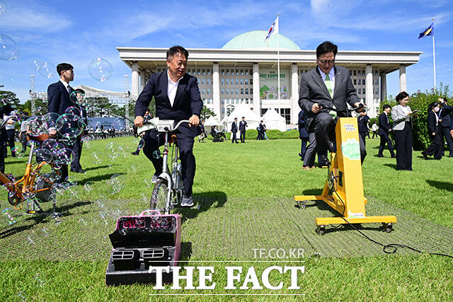 민병두 국회 입법박람회 조직위원장(왼쪽)의 자전거에서 비눗방울이 나오고 있다.