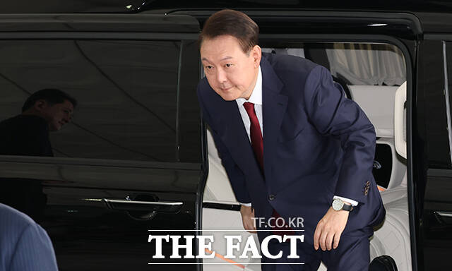 내란 사건을 수사하는 조은석 특별검사팀이 추가 기소한 사건을 심리하는 재판부가 오는 26일 윤석열 전 대통령에 대한 보석 심문을 진행한다. 윤 전 대통령이 지난 6월 오전 서울 서초구 서울고검 청사에 마련된 내란특검에 피의자 신분으로 첫 출석하고 있다. /임영무 기자