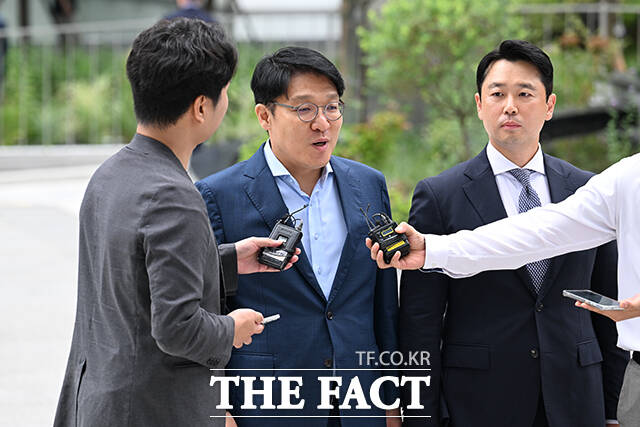 김건희 여사 측에 공천을 받기 위해 고가의 그림을 전달한 혐의로 구속된 김상민 전 부장검사가 특검팀에 출석했다. 김 전 검사의 구속 이후 처음이다. /박헌우 기자