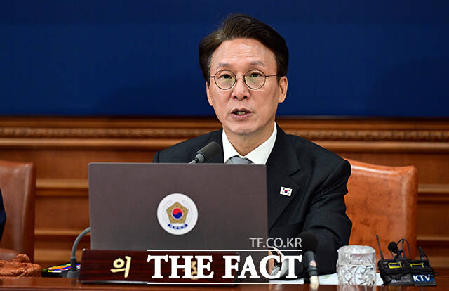 정부는 23일 오전 정부서울청사에서 김민석 국무총리 주재로 국무회의를 개최하고 더 센 3대 특검법(내란·김건희·채상병) 개정안을 심의·의결했다. 수사 기간 연장과 인력 증원, 재판 중계 허용을 골자로 한다. /임영무 기자