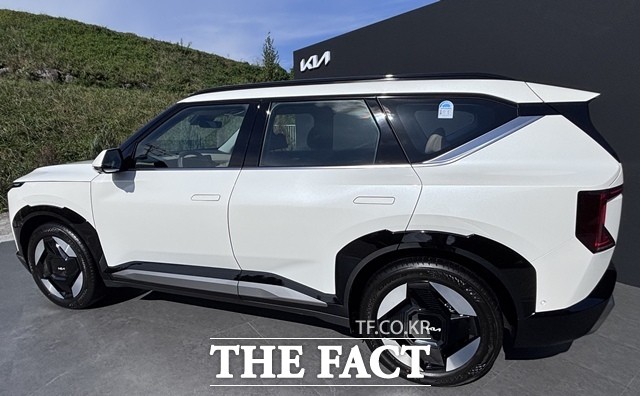 EV5 측면부. 직선 위주의 패널과 각진 루프 라인으로 정통 SUV 감각을 강조했다. /황지향 기자