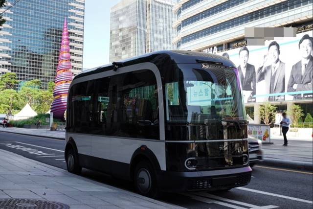현대자동차그룹 포티투닷이 UMOS(도심 모빌리티 운영체계) 사업을 독립 성장 플랫폼으로 추진하며 사업·서비스 강화에 나선다. 포티투닷이 서울 청계천 일대에서 운영한 무인 자율주행 버스 aDRT의 모습. /포티투닷