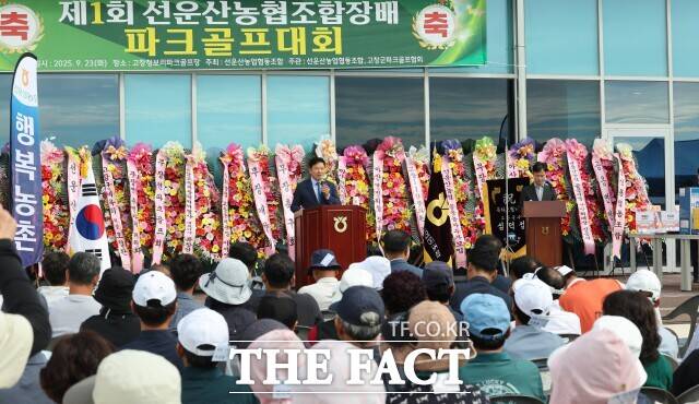 고창군이 23일 공음면에 새로 조성된 고창청보리파크골프장에서 제1회 선운산농협장배 파크골프대회를 성황리에 마무리하였다. /고창군