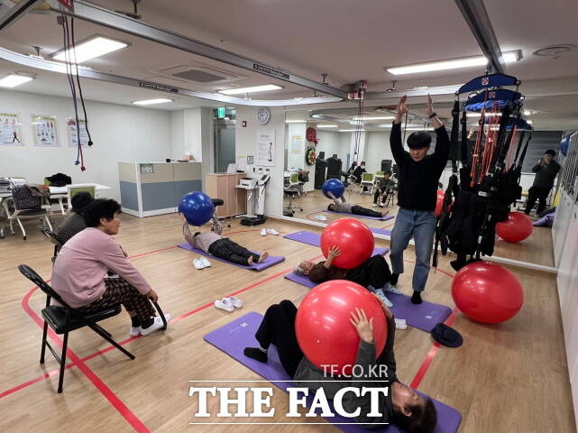 청양군이 고령자 복지주택에서 입주민을 대상으로 여러 프로그램을 진행하고 있다. /청양군