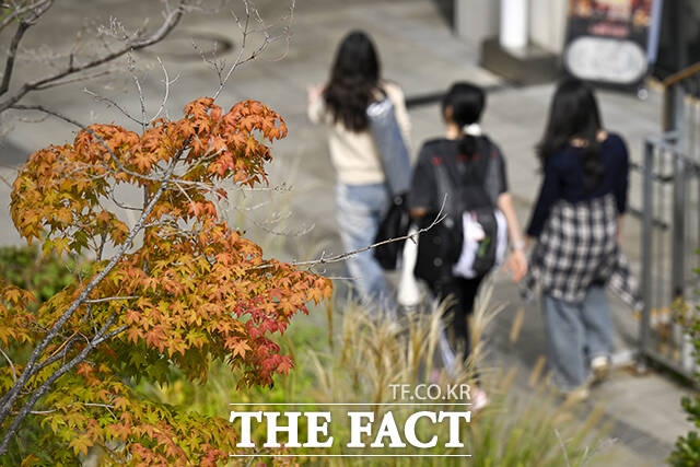 절기상 추분인 23일 오후 서울 용산구 노들섬 공원에 물든 단풍 아래로 시민들이 산책하고 있다. /장윤석 기자
