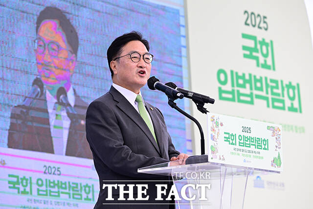 우원식 국회의장이 23일 오전 서울 여의도 국회 잔디마당에서 열린 국회 입법박람회 개막식에 참석해 개회사를 하고 있다. /국회=남윤호 기자