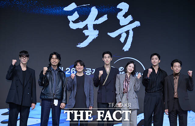 배우 김동원과 최귀화, 추창민 감독, 배우 박서함, 신예은, 로운, 박지환(왼쪽부터)이 23일 오전 서울 강남구 엘리에나 호텔에서 열린 디즈니+ 새 오리지널 시리즈 탁류 제작발표회에 참석해 포즈를 취하고 있다. /장윤석 기자