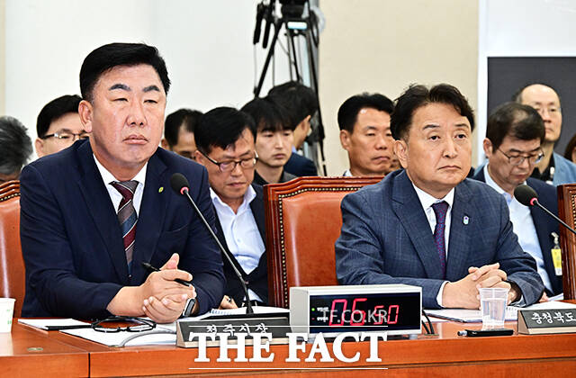 질의 듣는 이범석 청주시장(왼쪽)과 김영환 충북도지사.