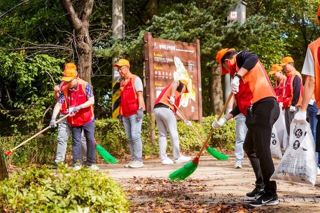 23일 서울 구로구 개웅산 둘레길 일대에서 박진효 SK브로드밴드 대표를 비롯한 임직원들이 창립 28주년을 맞아 봉사활동하고 있다. /SK브로드밴드