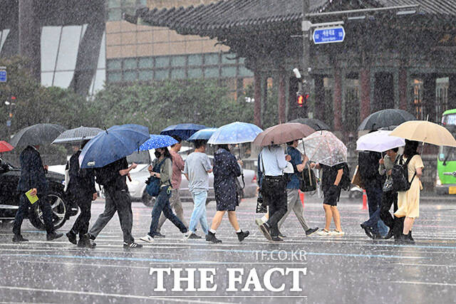 수요일인 24일은 전국 대부분 지역에 돌풍과 함께 천둥·번개를 동반한 비가 내리겠다. 수도권 등 중부지방에는 시간당 30㎜ 안팎의 비가 내리는 곳도 있을 것으로 예보됐다./남용희 기자