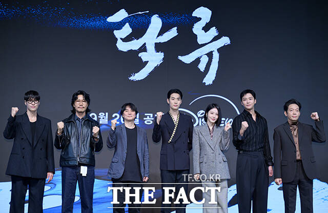 배우 김동원과 최귀화, 추창민 감독, 배우 박서함, 신예은, 로운, 박지환(왼쪽부터)이 23일 오전 서울 강남구 엘리에나 호텔에서 열린 디즈니+ 새 오리지널 시리즈 탁류 제작발표회에 참석해 포즈를 취하고 있다. /장윤석 기자