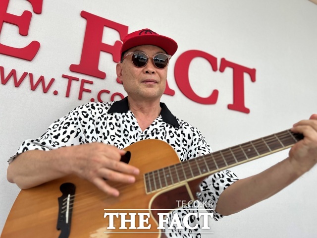 풀꽃 가수 박장순이 지난 10일 서울 마포구 상암동 <더팩트> 사옥에서 진행한 인터뷰를 마치고 기타를 멘 채 포즈를 취하고 있다. /이상빈 기자