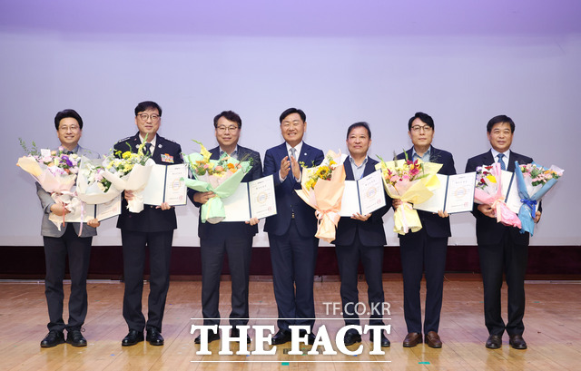 23일 김관영 전북도지사가 9월 소통의 날 행사에서 2025년 3분기 ‘혁신도정상’을 수상한 소속 공무원들과 기념 촬영을 하고 있다. /전북도