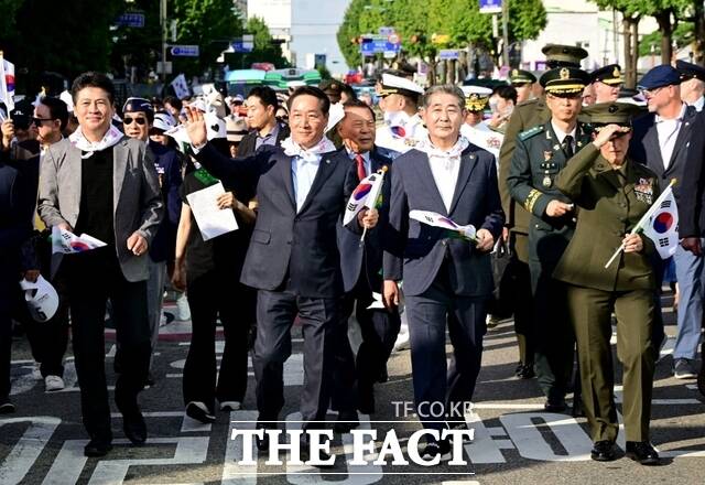 유정복 인천시장이 14일 동인천역 남광장에서 중구청까지 제75주년 인천상륙작전 기념 거리퍼레이드를 하고 있다./더팩트DB