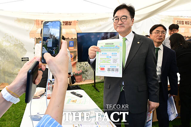 우원식 국회의장이 23일 오전 서울 여의도 국회 잔디마당에서 열린 국회 입법박람회에서 보건복지부 부스를 찾아 SNS 이벤트에 응모하고 있다. /국회=남윤호 기자