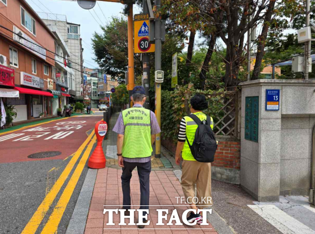경찰청은 최근 잇따른 아동 대상 약취·유인 사건에 대응하기 위해 전국의 아동안전지킴이를 410명 증원해 총 1만1221명을 학교 주변과 주요 통학로에 집중 배치한다고 23일 밝혔다./경찰청