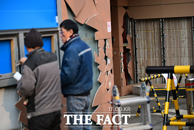 서울서부지법 폭동 사태를 수사하고 있는 경찰이 전광훈 사랑제일교회 목사 딸의 주거지 등을 압수수색했다. 사진은 지난 1월20일 오전 폭동사태로 서부지법 외벽이 깨진 모습./남윤호 기자