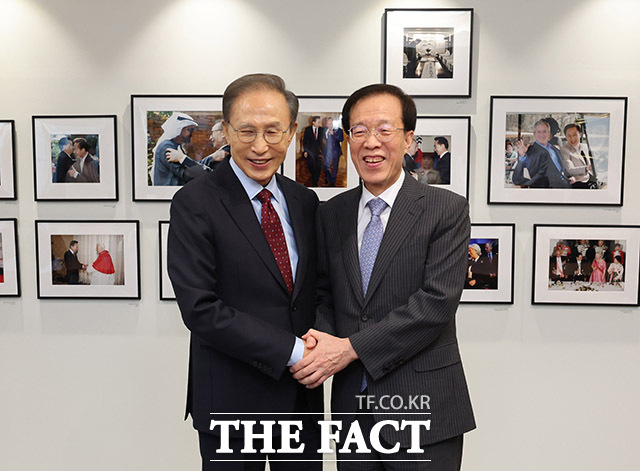 이명박 전 대통령(왼쪽)과 이석연 국민통합위원장이 23일 오후 서울 서초구 청계재단에서 기념촬영을 하고 있다. /남용희 기자