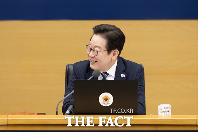 대통령실은 역대 정부 최초로 23일 오후 특수활동비, 업무추진비, 특정업무경비 등 주요 국정운영경비에 대한 집행정보를 홈페이지에 공개했다. 이재명 대통령이 16일 오전 정부세종청사에서 주재한 제42회 국무회의에서 웃음을 짓고 있다. /대통령실