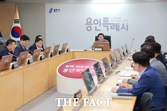 이상일 용인시장이 2026 주요업무 추진계획 보고회를 주재하고 있다. /용인시