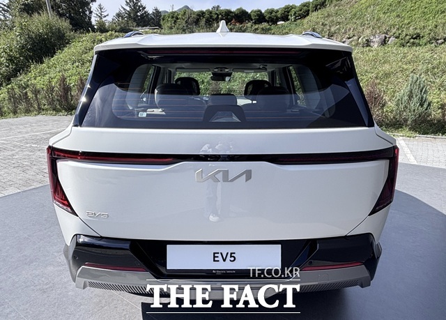 EV5 후면부. 좌우를 가로지르는 리어램프가 강조된 디자인으로 단단한 인상을 준다. /황지향 기자