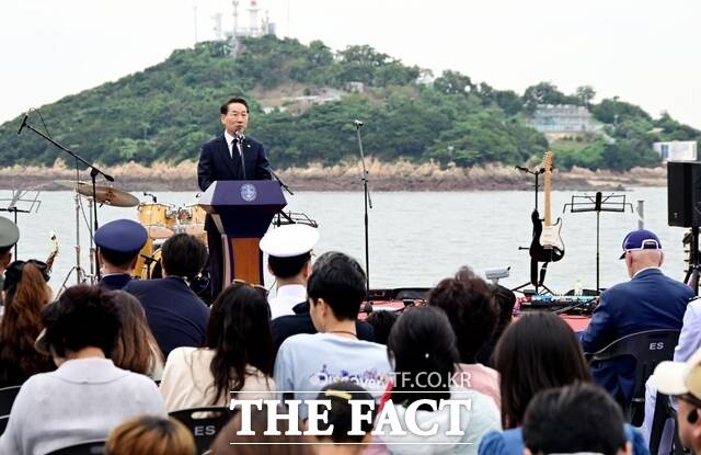 유정복 인천시장이 12일 마라도함에서 열린 인천상륙작전 전사자 추모 해상헌화 및 팔미도 항해체험 함 타보자 행사에서 추모사를 하고 있다./더팩트DB