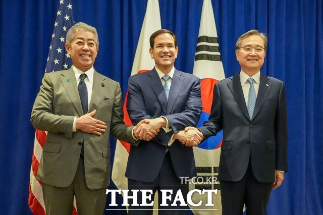 제80차 유엔총회 고위급 회기 참석을 위해 뉴욕을 방문 중인 조현(오른쪽) 외교부 장관은 22일(현지시간) 마르코 루비오(가운데) 미국 국무장관, 이와야 다케시 일본 외무상과 한미일 외교장관 회의에 참석해 기념사진을 촬영하고 있다. /외교부 제공