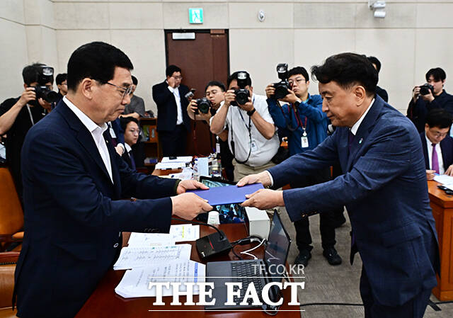 신정훈 행안위원장(왼쪽)에게 증인선서문 제출하는 김영환 충북도지사.