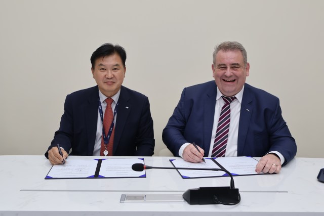 지난 22일 LIG넥스원 2판교하우스에서 박태식 LIG넥스원 미사일시스템사업부문장(왼쪽)과 하랄드 만하임 에어버스 DS 독일 대표(오른쪽)가 통합방공 분야 협력합의서(TA)를 체결한 후 기념사진을 촬영하고 있다. /LIG넥스원