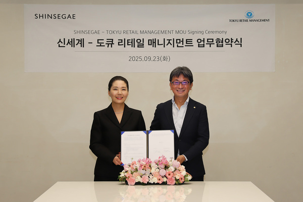 신세계백화점이 지난 23일 서울 서초구 신세계백화점 본사에서 일본 도큐그룹 내 도큐 리테일 매니지먼트와 한-일 컨텐츠 교류 및 비즈니스 모델 강화를 위한 MOU를 체결했다고 24일 밝혔다. 사진은 왼쪽부터 신세계백화점 장수진 상품본부장, 도큐 리테일 매니지먼트 대표이사 홋타 마사미치. /신세계백화점